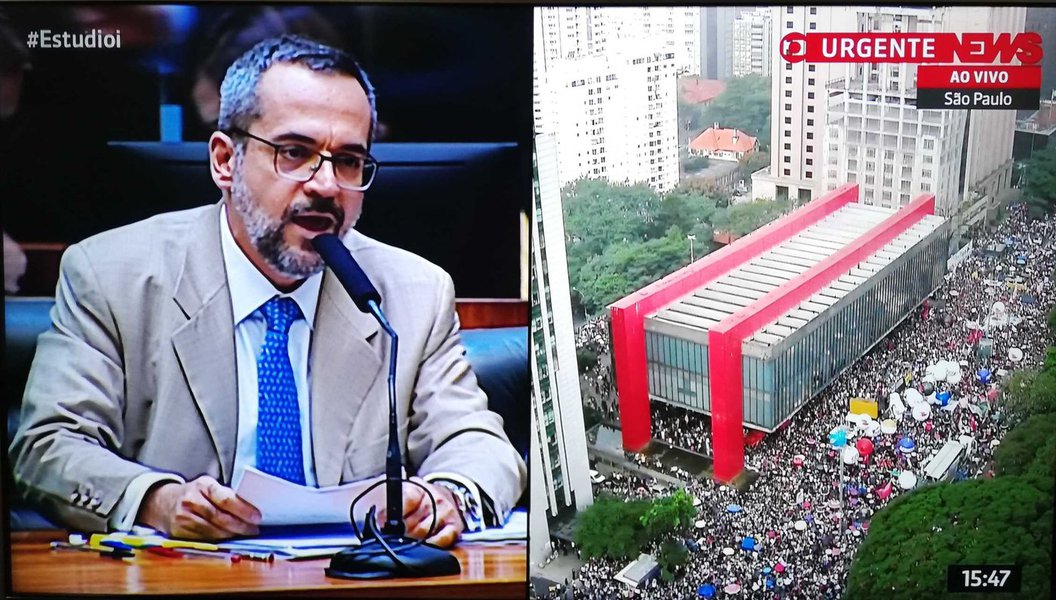 Dia histórico com ministro sabatinado e povo na rua (Foto: Reprodução TV) Dia histórico com ministro sabatinado e povo na rua