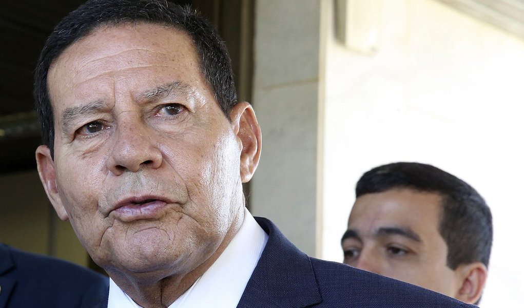 Ao contrário de Bolsonaro, Mourão diz que protestos fazem parte da democracia (Foto: Antonio Cruz/ Agência Brasil) Ao contrário de Bolsonaro, Mourão diz que protestos fazem parte da democracia