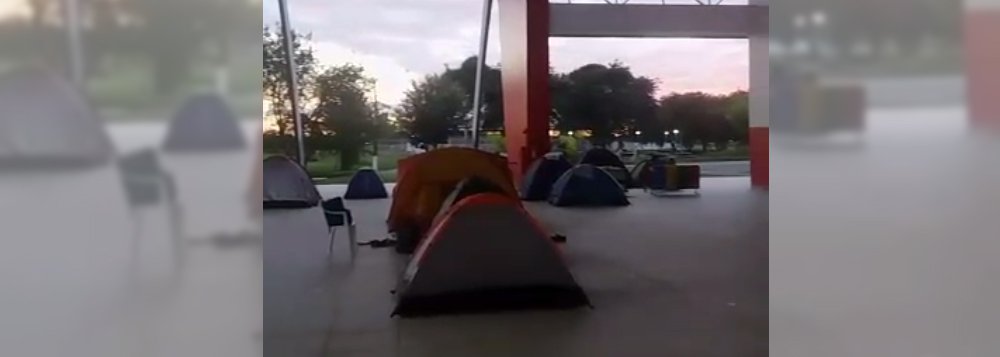 Estudantes da Federal do Acre acampam na universidade em protesto Estudantes da Federal do Acre acampam na universidade em protesto