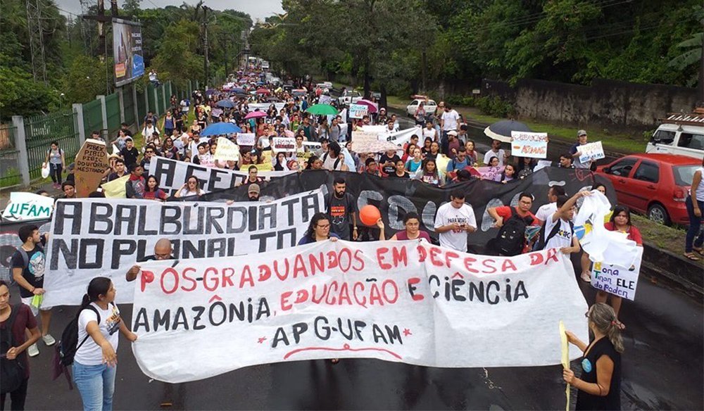 Estudantes bloqueiam ruas contra corte de R$ 38 milhões na Ufam (Foto: Reprodução) Estudantes bloqueiam ruas contra corte de R$ 38 milhões na Ufam