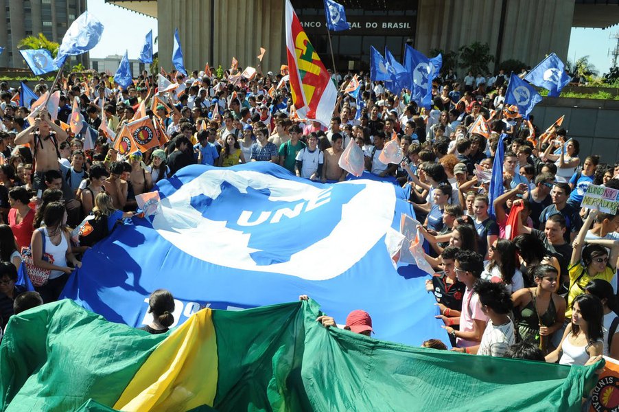 UNE mantém tsunami da Educação e avisa: 'não vão nos enganar' UNE mantém tsunami da Educação e avisa: 'não vão nos enganar'