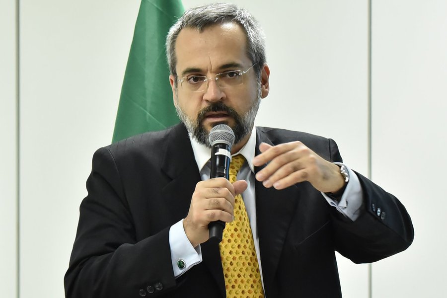 Weintraub, do MEC, diz que vai cortar verbas de escolas onde crianças sem-terra estudem Weintraub, do MEC, diz que vai cortar verbas de escolas onde crianças sem-terra estudem