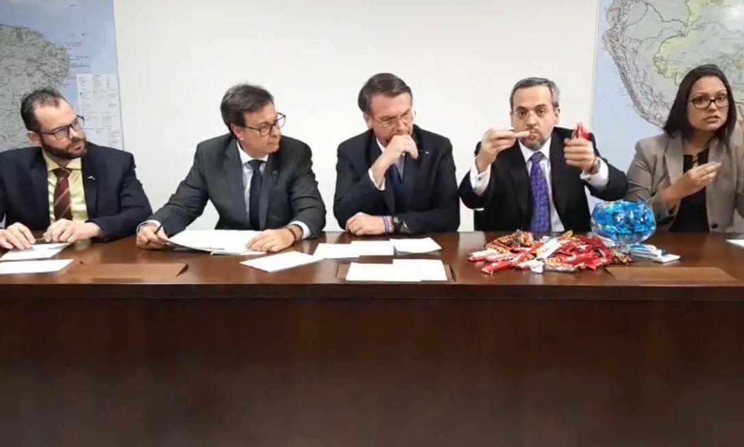 Bolsonaro usa bombons para tentar justificar cortes na educação Bolsonaro usa bombons para tentar justificar cortes na educação