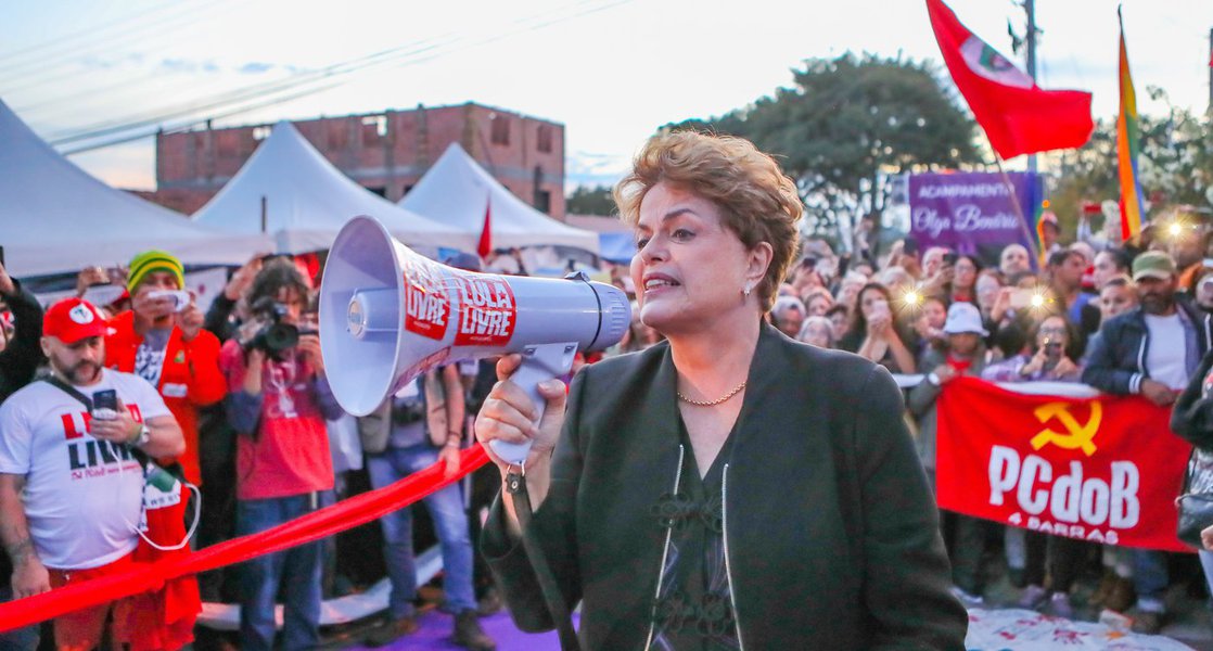'Inocentes não devem cumprir pena', diz Dilma sobre decisão contra Lula 'Inocentes não devem cumprir pena', diz Dilma sobre decisão contra Lula