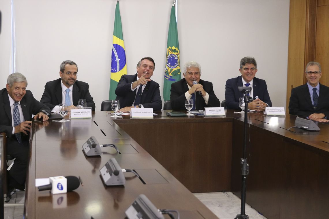 Bolsonaro diz a estudante que corte nas verbas da educação 'não é por maldade' Bolsonaro diz a estudante que corte nas verbas da educação 'não é por maldade'