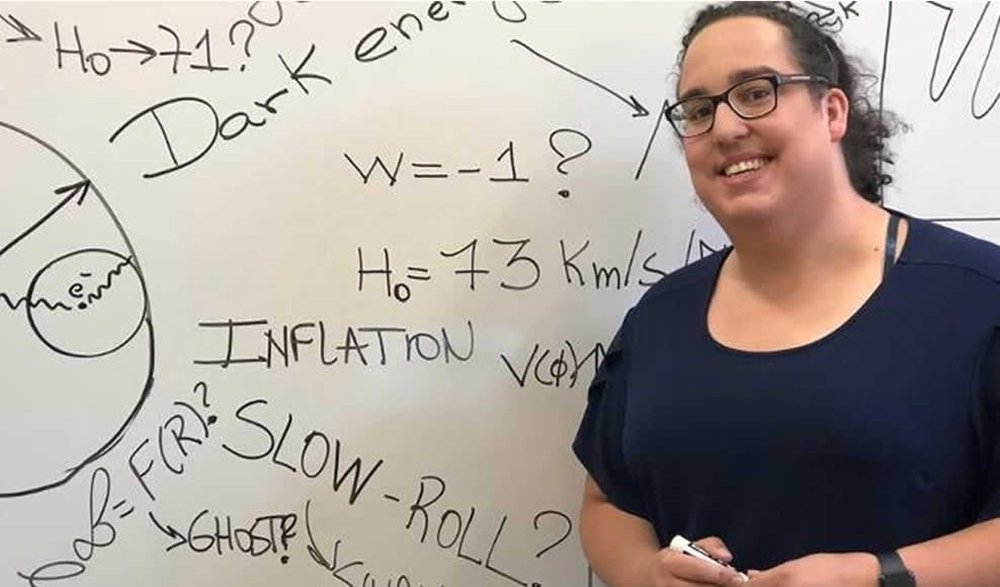 Física trans brasileira recebe prêmio de diversidade nos EUA Física trans brasileira recebe prêmio de diversidade nos EUA