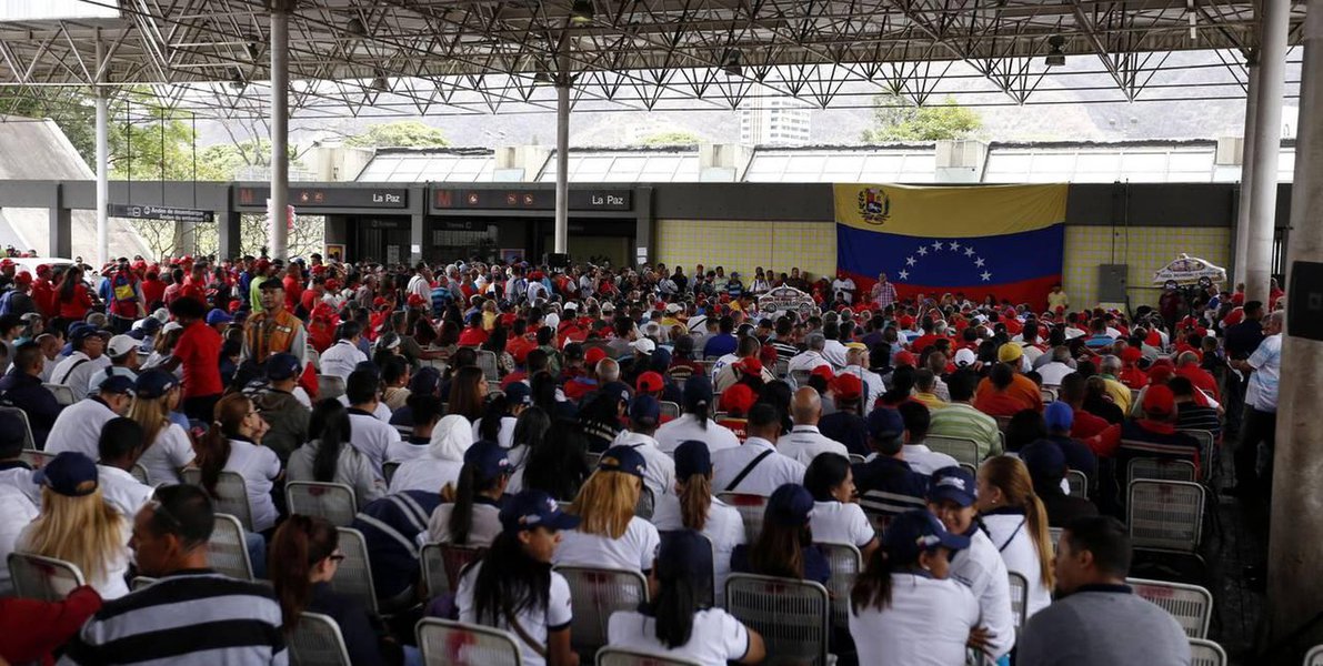 Venezuelanos debatem solução política para crise no país Venezuelanos debatem solução política para crise no país
