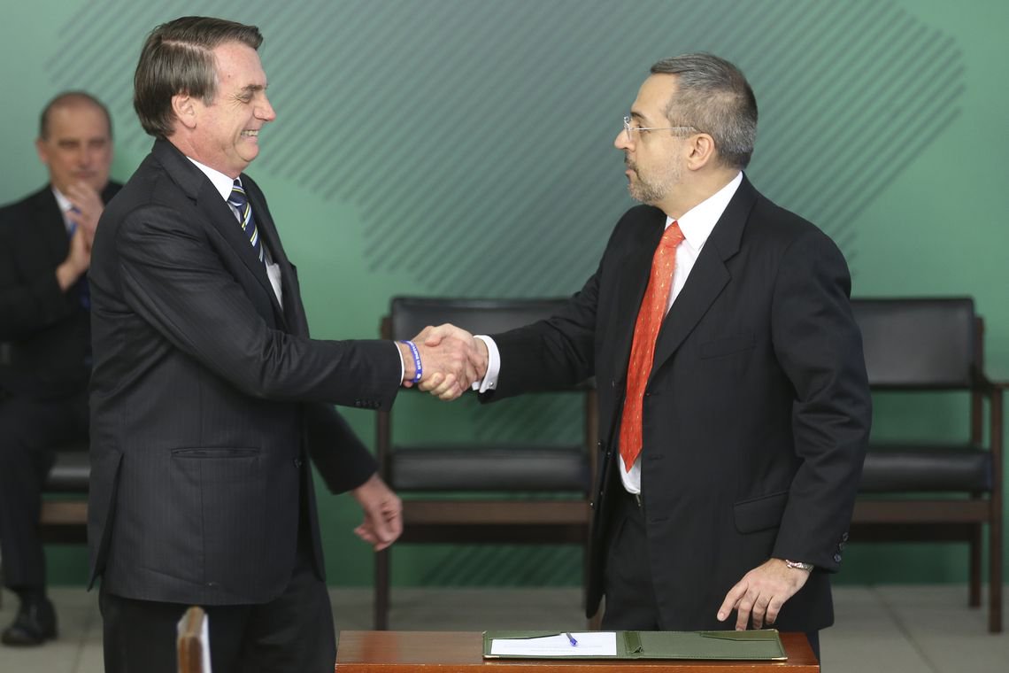 Atacadas por Bolsonaro, universidades de todo o País devem parar suas atividades Atacadas por Bolsonaro, universidades de todo o País devem parar suas atividades