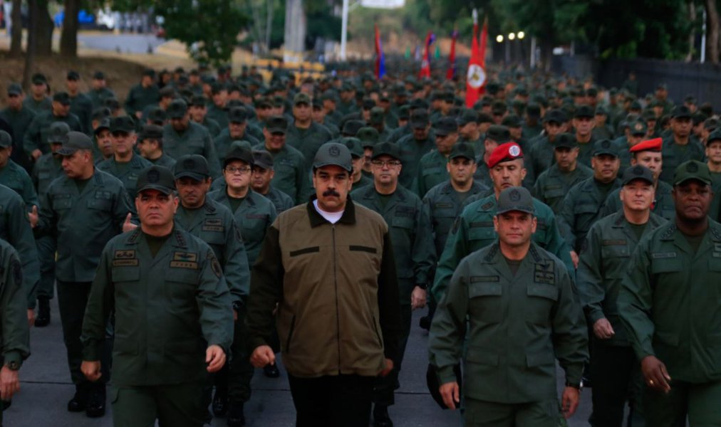 Maduro ordena que militares fiquem em alerta para defender o país de ataque dos EUA Maduro ordena que militares fiquem em alerta para defender o país de ataque dos EUA