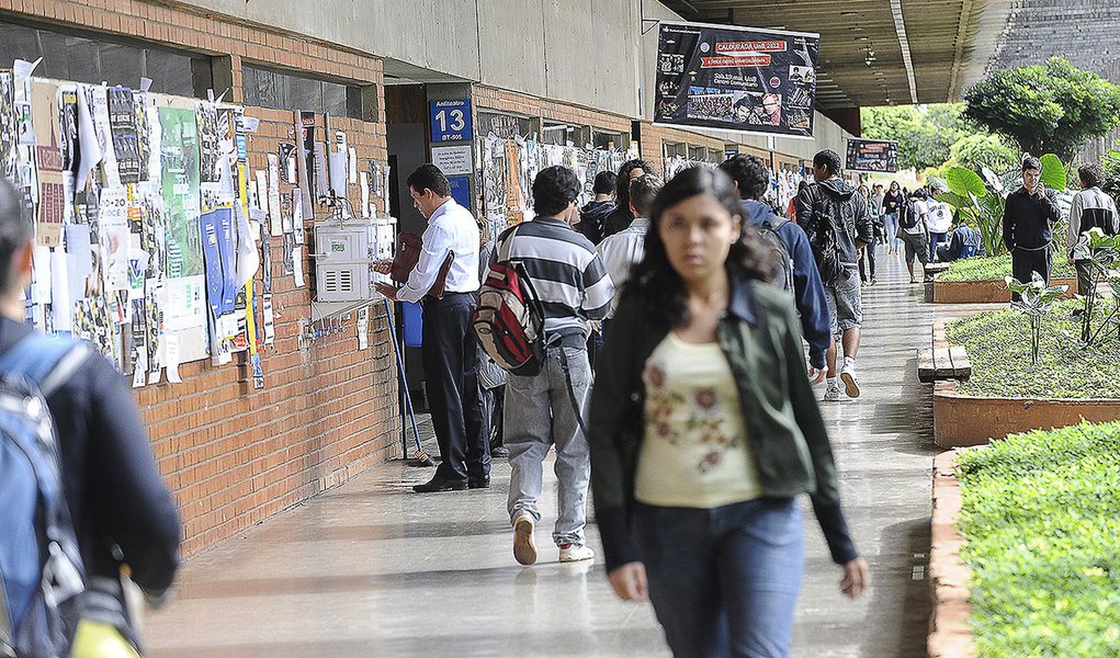 Juristas assinam manifesto em defesa da universidade pública (Foto: WILSON DIAS-ABR) Juristas assinam manifesto em defesa da universidade pública