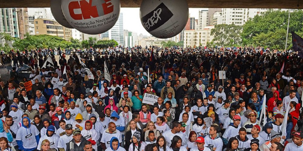 Estudantes, servidores e professores universitários sinalizam greve para 15 de maio Estudantes, servidores e professores universitários sinalizam greve para 15 de maio