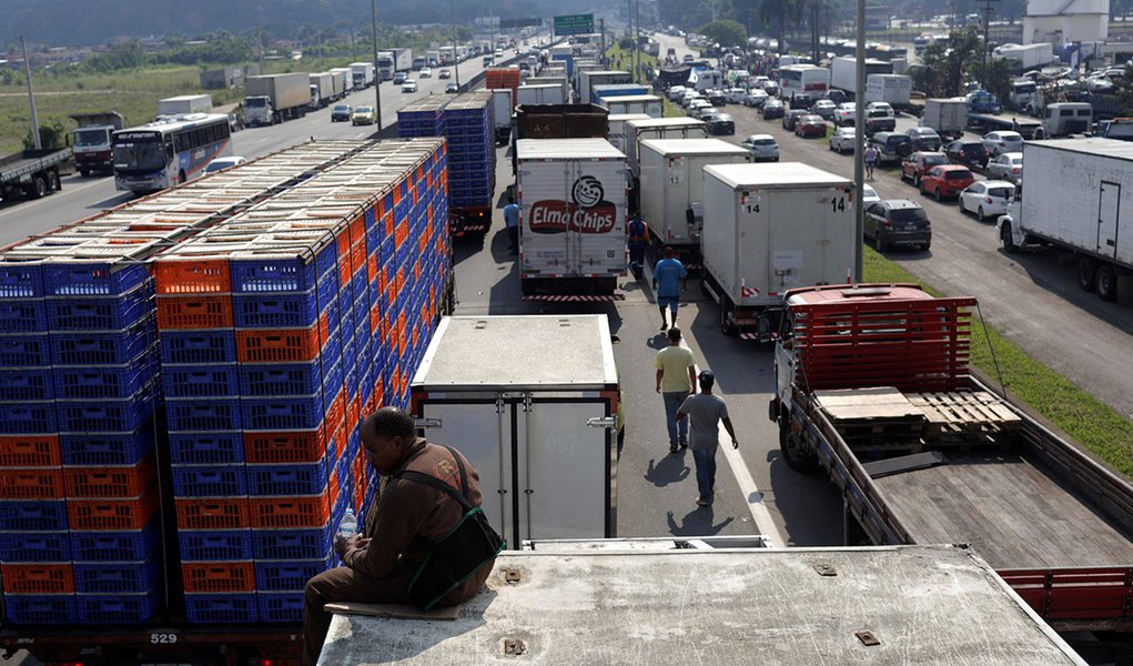 Caminhoneiros se mobilizam para nova paralisação (Foto: REUTERS/Ricardo Moraes) www.brasil247.com - Caminhoneiros se mobilizam para nova paralisação