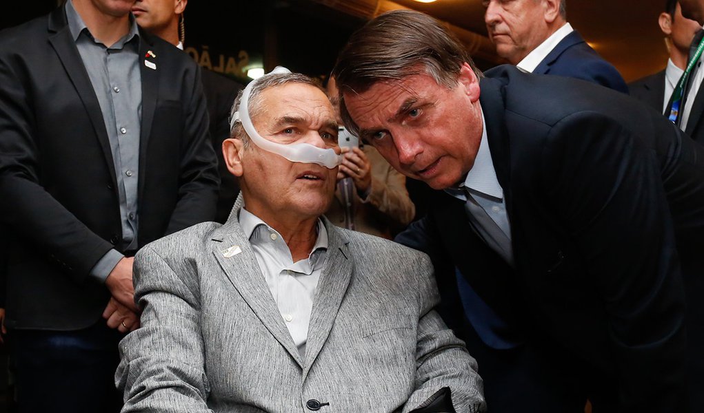 Estabilidade de Bolsonaro depende em boa medida dos militares (Foto: Isac Nóbrega/PR) Estabilidade de Bolsonaro depende em boa medida dos militares