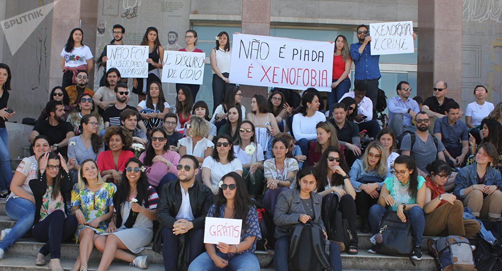 Parlamento português reage contra xenofobia a estudantes brasileiros (Foto: Sputnik / Caroline Ribeiro) Parlamento português reage contra xenofobia a estudantes brasileiros