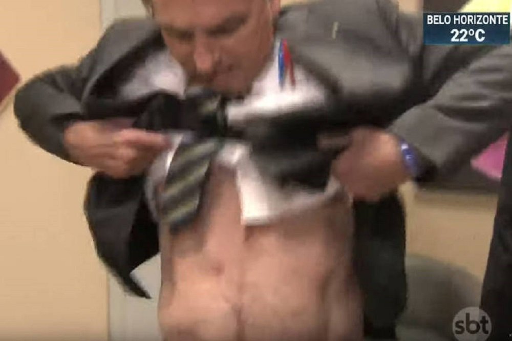 Bolsonaro mostra cicatriz na TV para dizer que facada não foi fake Bolsonaro mostra cicatriz na TV para dizer que facada não foi fake