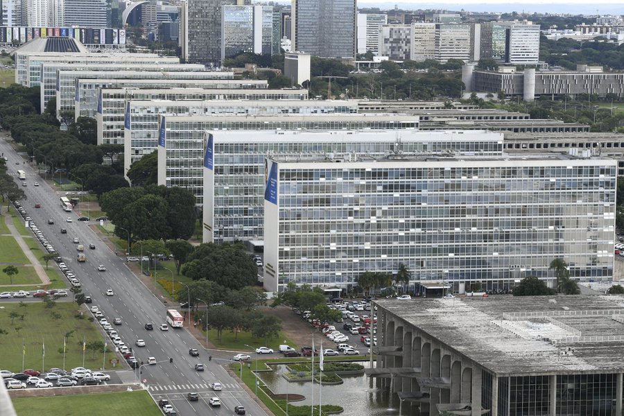 Economia remaneja R$ 3,6 bi para cinco ministérios Economia remaneja R$ 3,6 bi para cinco ministérios