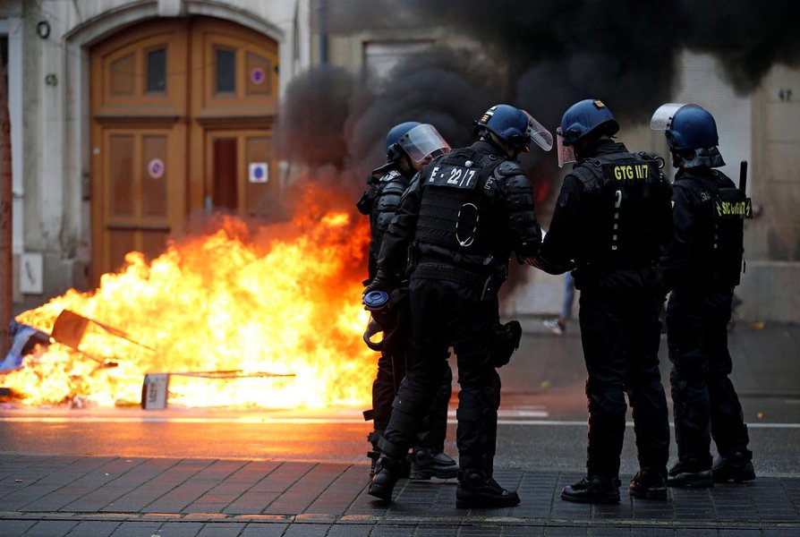 Temendo violência, Paris mobiliza mais de 7 mil policiais para protestos de 1° de maio (Foto: REUTERS/Vincent Kessler) Temendo violência, Paris mobiliza mais de 7 mil policiais para protestos de 1° de maio