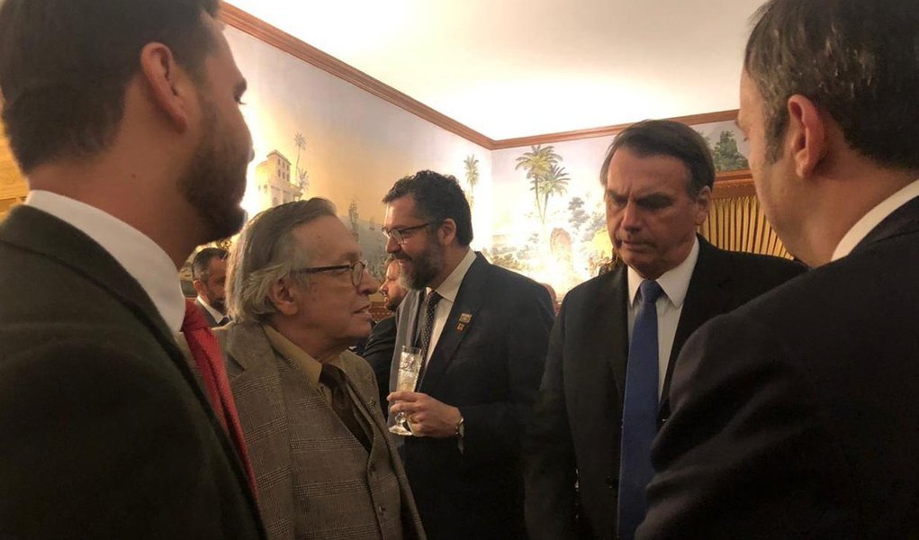 Bolsonaro volta a liberar ataques de Olavo: é dono do próprio nariz Bolsonaro volta a liberar ataques de Olavo: é dono do próprio nariz