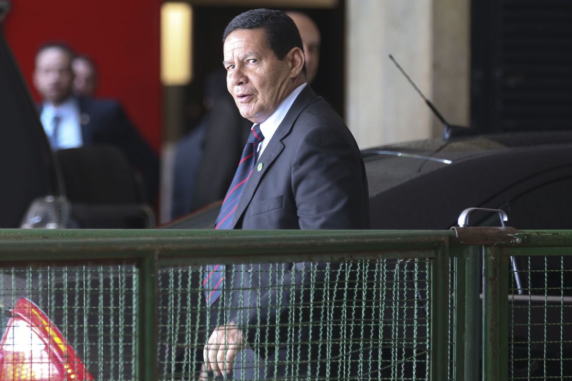Mourão suspeita que está sendo espionado e faz varredura em gabinete à procura de grampo (Foto: Antonio Cruz/Agência Brasil) Mourão suspeita que está sendo espionado e faz varredura em gabinete à procura de grampo
