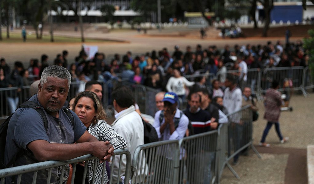 Milhões de pessoas sem trabalho não entram nas estatísticas oficiais do desempregado (Foto: REUTERS/Amanda Perobelli) Milhões de pessoas sem trabalho não entram nas estatísticas oficiais do desempregado
