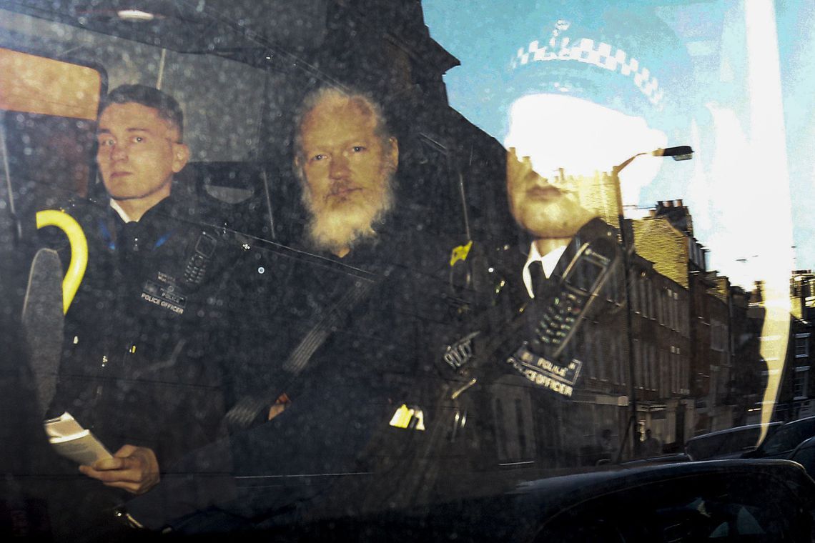 Julian Assange é condenado a 1 ano de prisão sob alegação de violar condicional (Foto: Reuters) Julian Assange é condenado a 1 ano de prisão sob alegação de violar condicional