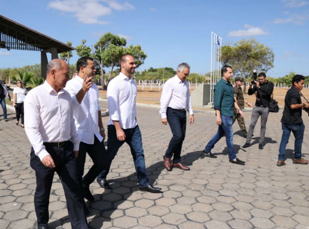 Eduardo Bolsonaro vai com deputados do PSL para a fronteira com Venezuela Eduardo Bolsonaro vai com deputados do PSL para a fronteira com Venezuela