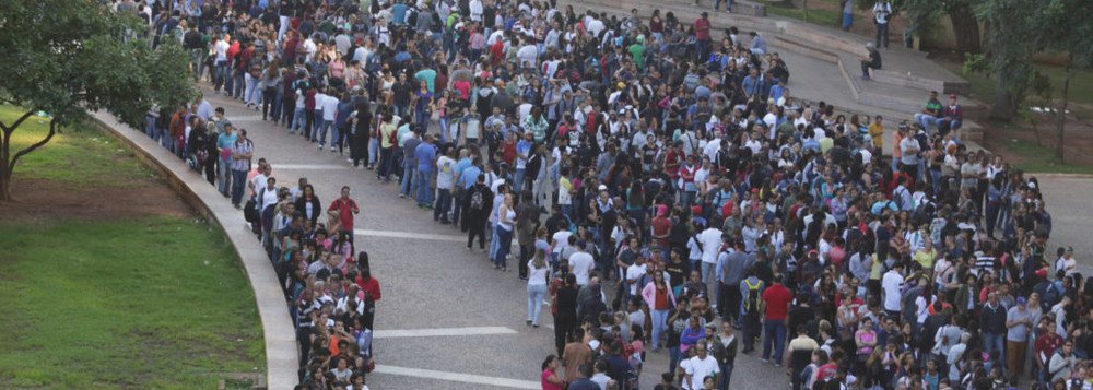 No governo Bolsonaro, os trabalhadores estão na rua... em busca de emprego No governo Bolsonaro, os trabalhadores estão na rua... em busca de emprego