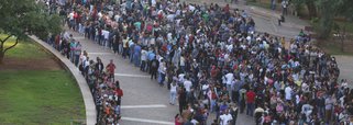 No governo Bolsonaro, os trabalhadores estão na rua... em busca de emprego No governo Bolsonaro, os trabalhadores estão na rua... em busca de emprego