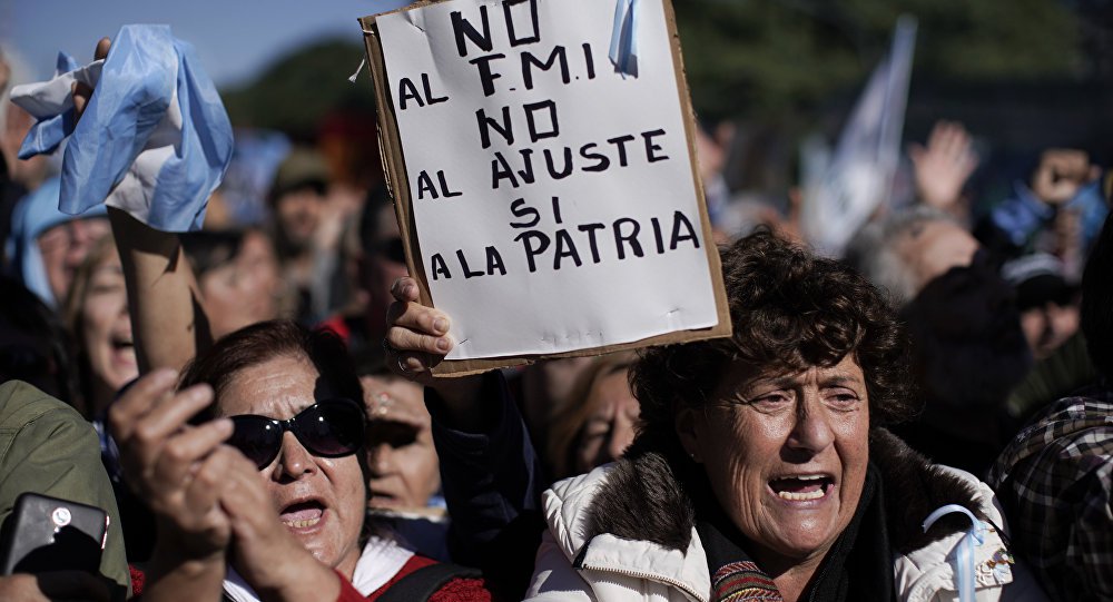 Argentina realiza mais uma greve geral contra governo neoliberal de Macri Argentina realiza mais uma greve geral contra governo neoliberal de Macri