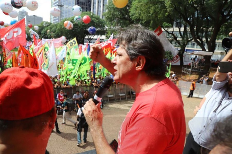 Haddad no 1º de Maio: Bolsonaro é 'persona non grata' no mundo; 'cadê o emprego e a renda?' (Foto: CUT) Haddad no 1º de Maio: Bolsonaro é 'persona non grata' no mundo; 'cadê o emprego e a renda?'