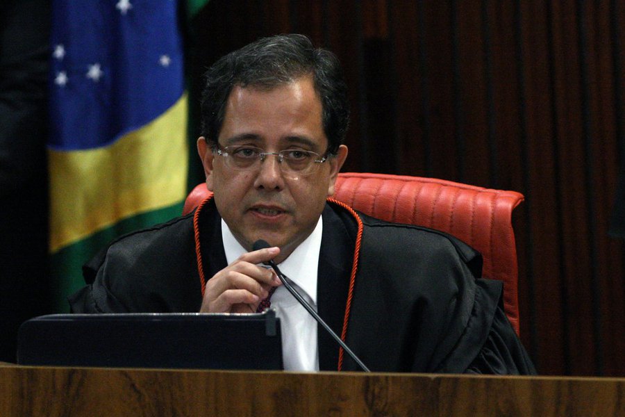 Bolsonaro nomeia advogado Sérgio Banhos para o TSE Bolsonaro nomeia advogado Sérgio Banhos para o TSE