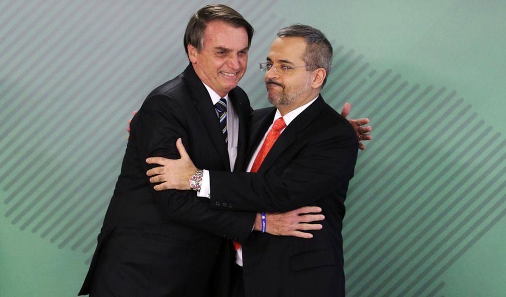 Bolsonaro anuncia ataque às universidades e aos cursos de humanas Bolsonaro anuncia ataque às universidades e aos cursos de humanas