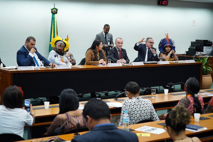 Indígenas vaiam representante do governo em audiência sobre desmonte da Funai (Foto: Pablo Valadares/Câmara dos Deputados) Indígenas vaiam representante do governo em audiência sobre desmonte da Funai