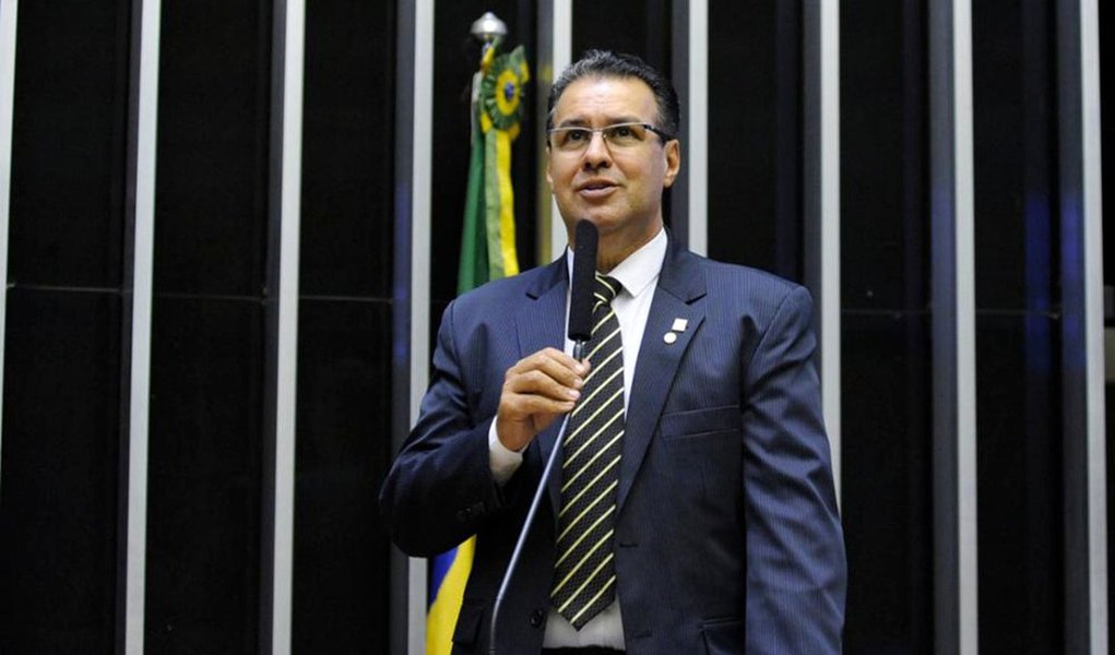 Coordenador da bancada da bala deixa vice-liderança do governo: 'não dá' Coordenador da bancada da bala deixa vice-liderança do governo: 'não dá'