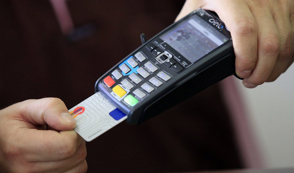 Com economia em queda, 1 em cada 4 brasileiros deve ao cartão de crédito Com economia em queda, 1 em cada 4 brasileiros deve ao cartão de crédito