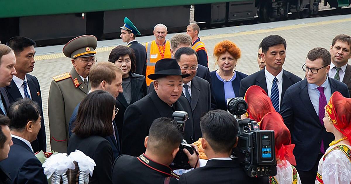 Putin recebe Kim Jong-un com honras militares Putin recebe Kim Jong-un com honras militares