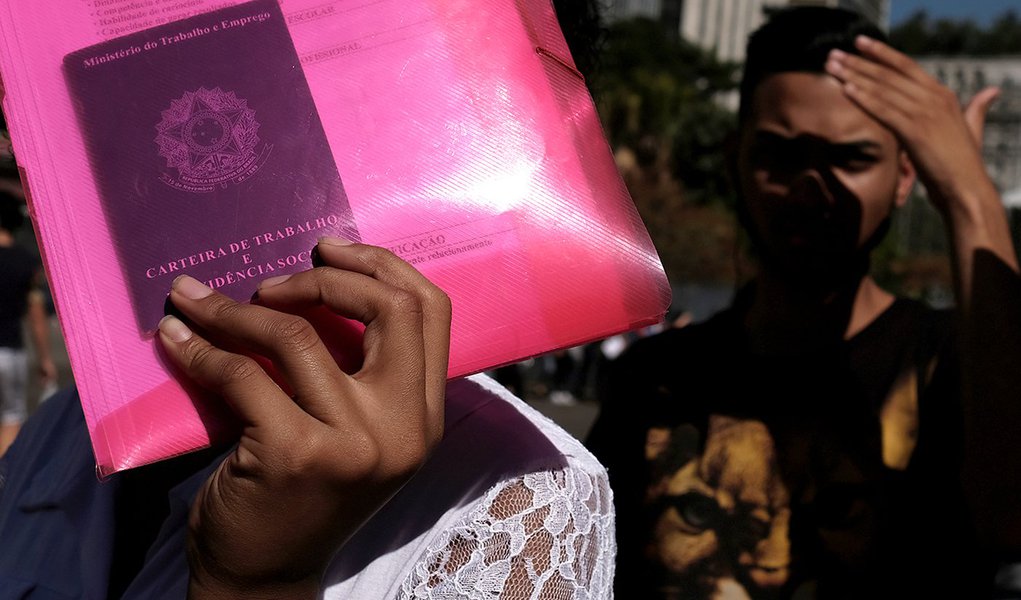Valor Econômico: com economia em queda, desemprego continuará elevado (Foto: REUTERS/Nacho Doce) Valor Econômico: com economia em queda, desemprego continuará elevado
