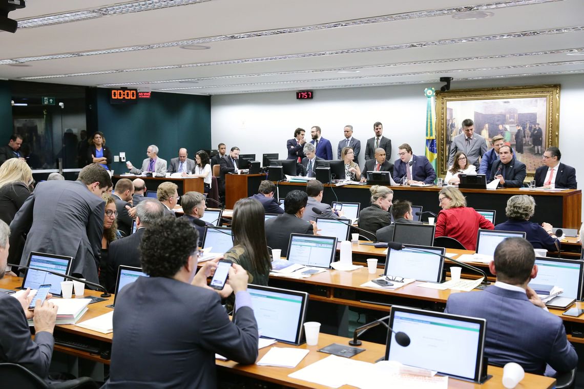 Governo e Maia ligam rolo compressor e CCJ aprova proposta de reforma da Previdência www.brasil247.com - Governo e Maia ligam rolo compressor e CCJ aprova proposta de reforma da Previdência