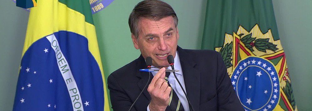 Com uma canetada, Bolsonaro joga a História no lixo Com uma canetada, Bolsonaro joga a História no lixo