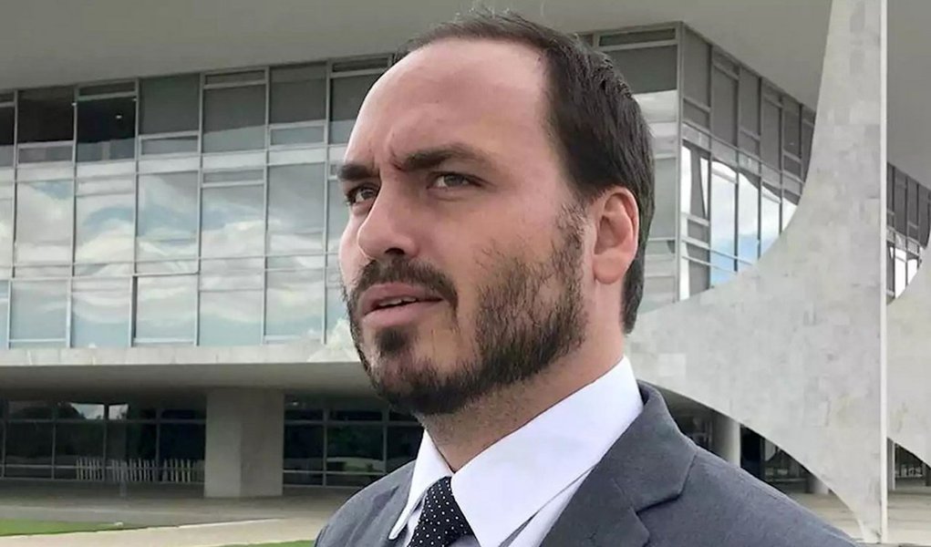 Carlos Bolsonaro acusa Mourão de tratar como 'vitimização' a recuperação da facada no pai Carlos Bolsonaro acusa Mourão de tratar como 'vitimização' a recuperação da facada no pai