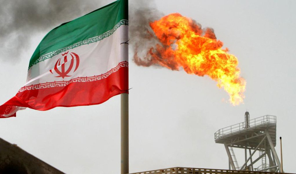 EUA tentam sufocar Teerã dificultando a compra de petróleo iraniano EUA tentam sufocar Teerã dificultando a compra de petróleo iraniano