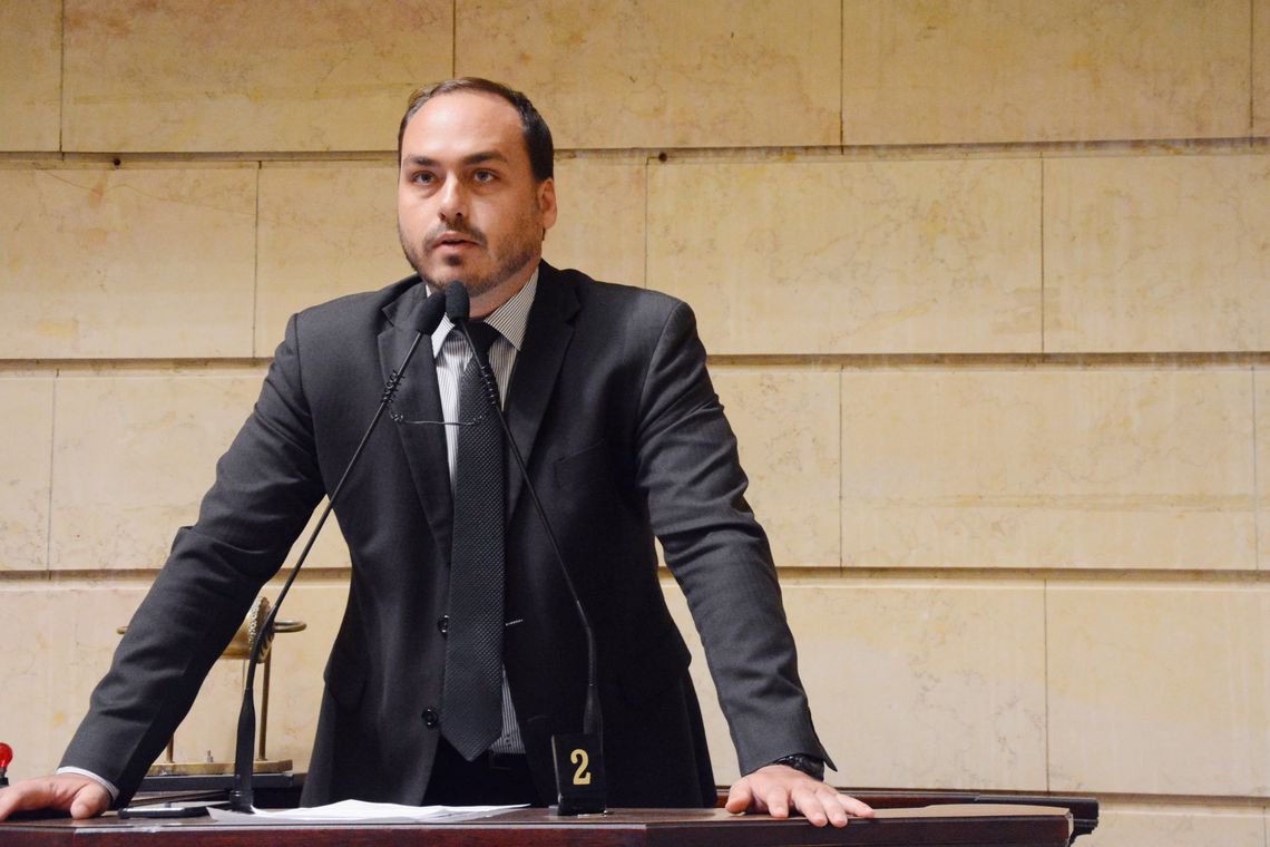 Carlos, filho de Jair Bolsonaro, empregou funcionária fantasma idosa (Foto: Carlos Bolsonaro Caio César/CMRJ/Direitos reservados) Carlos, filho de Jair Bolsonaro, empregou funcionária fantasma idosa