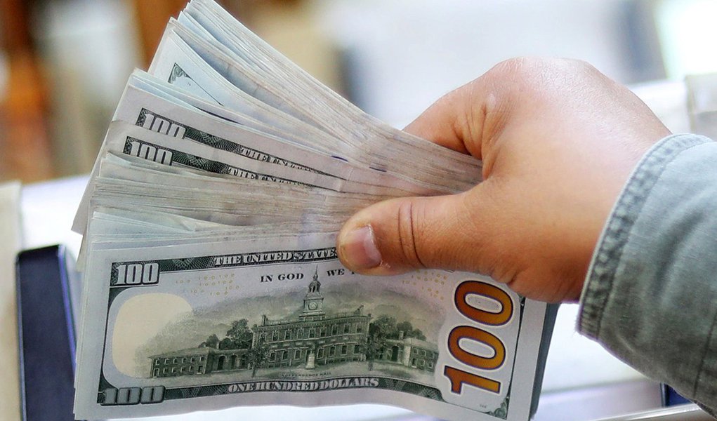 Com economia fraca, dólar abre em alta e é cotado a R$ 4,00 (Foto: REUTERS/Mohamed Abd El Ghany) Com economia fraca, dólar abre em alta e é cotado a R$ 4,00