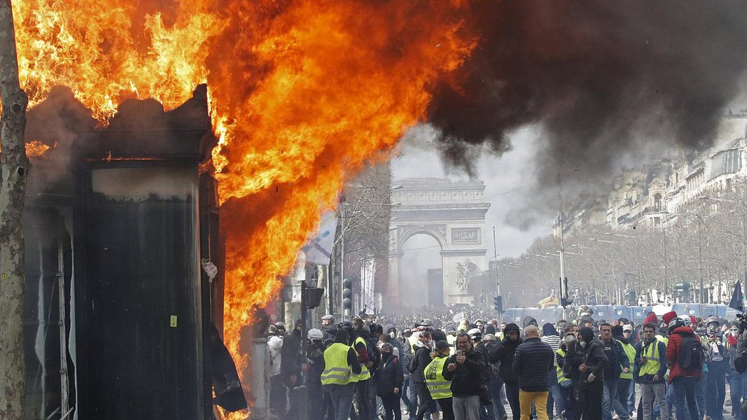 Mais de 100 pessoas são presas em protesto dos coletes amarelos (Foto: REUTERS/Philippe Wojazer) Mais de 100 pessoas são presas em protesto dos coletes amarelos