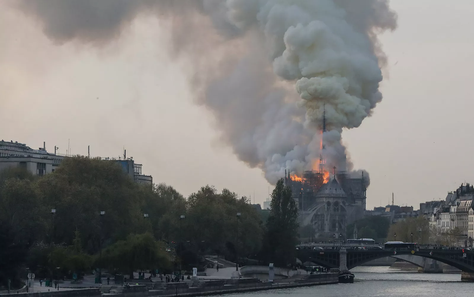 Curto-circuito é causa provável de incêndio na Notre Dame, dizem investigadores (Foto: Reprodução TV) Curto-circuito é causa provável de incêndio na Notre Dame, dizem investigadores