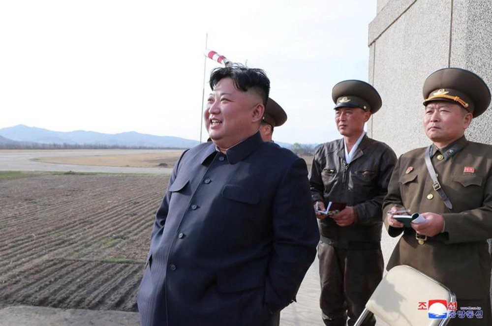 Kim Jong Un supervisiona teste de nova arma tática guiada (Foto: Reuters) Kim Jong Un supervisiona teste de nova arma tática guiada