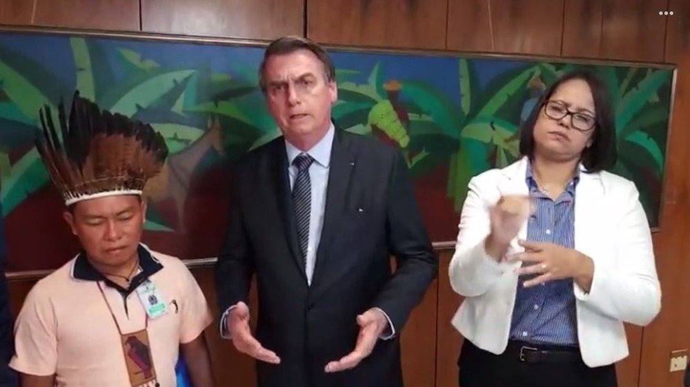 Bolsonaro chama ONGs de “picaretas” e defende exploração de terras indígenas Bolsonaro chama ONGs de “picaretas” e defende exploração de terras indígenas
