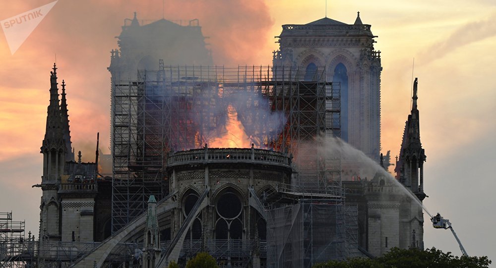 Líderes mundiais lamentam incêndio em Notre-Dame Líderes mundiais lamentam incêndio em Notre-Dame
