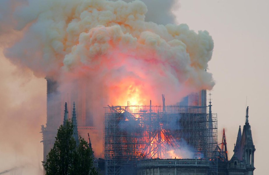 Pelo Twitter, Bolsonaro lamenta incêndio em Notre Dame (Foto: Reuters) Pelo Twitter, Bolsonaro lamenta incêndio em Notre Dame