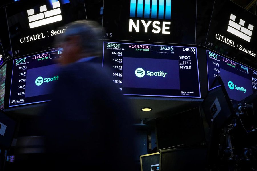 Ações do Spotify caem após notícia de que Amazon lançará serviço de streaming de música gratuito (Foto: REUTERS/Brendan McDermid) Ações do Spotify caem após notícia de que Amazon lançará serviço de streaming de música gratuito